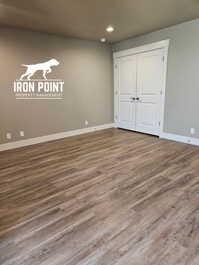 Building Photo - 2bed/1bath w/2 car garage & all appliances included.