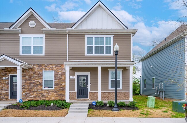 Primary Photo - Bright 3-Bed End-Unit Townhome in Cedar St...