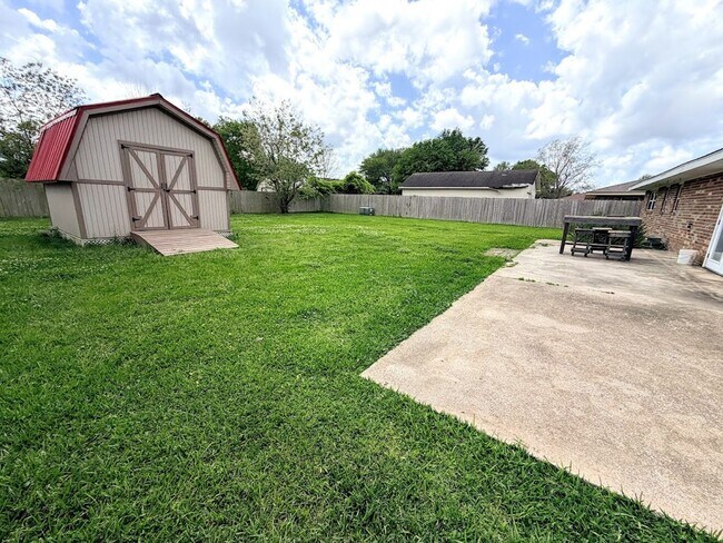 Building Photo - Spacious 3-Bedroom House in Lake Charles - Huge Backyard & Storage Shed