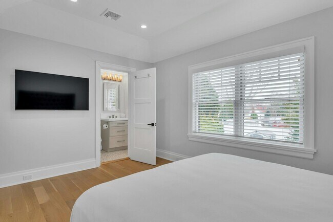 Building Photo - 165 Marine Pl