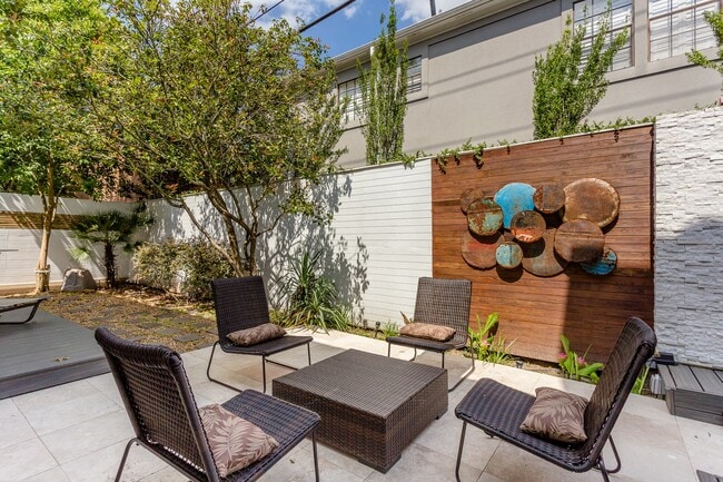 Building Photo - 2005 Potomac Dr