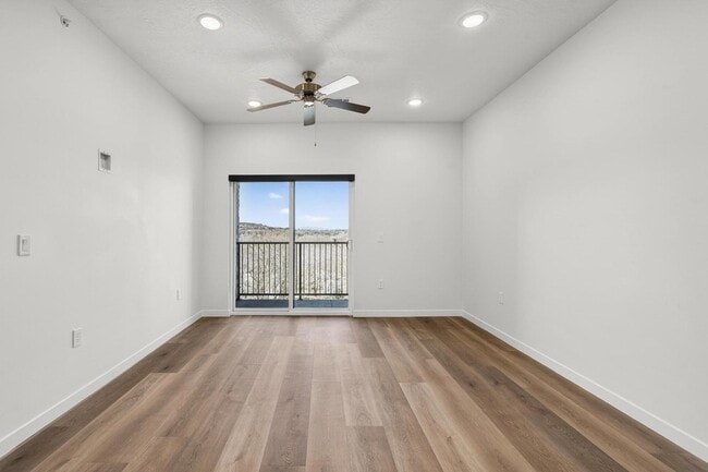 Building Photo - 983 W State St