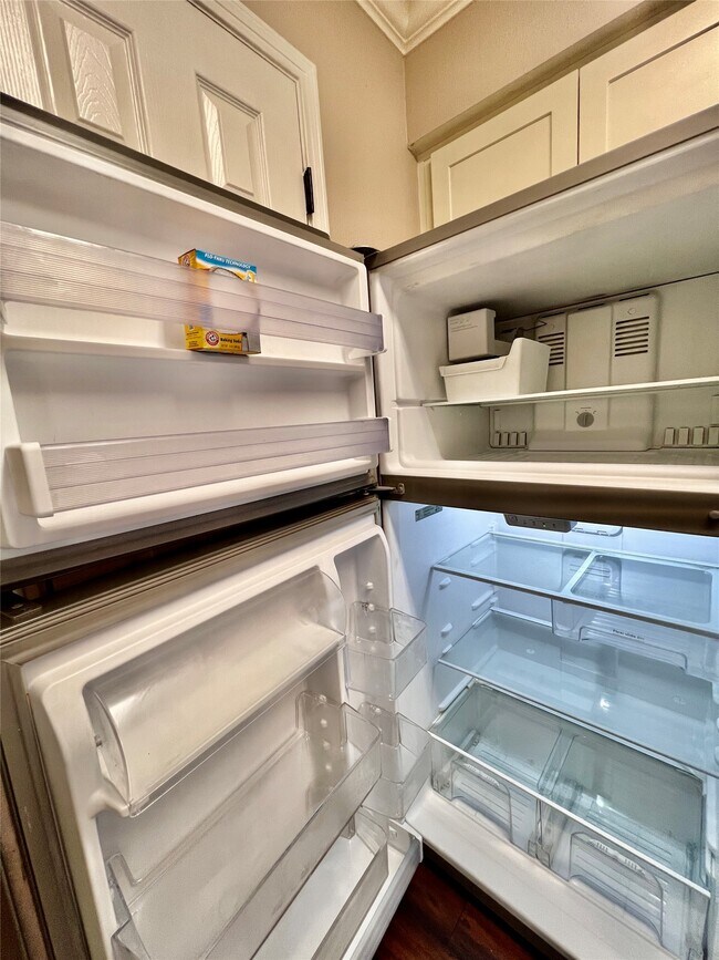 Building Photo - 700 Thicket Ln