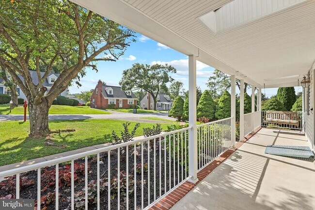 Building Photo - Picture-Perfect 2 Bedroom Home!