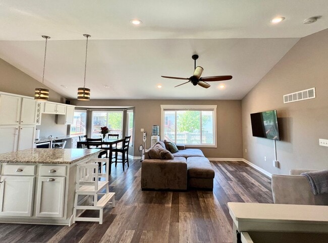 Building Photo - Spacious 4 Bedroom Home in Scenic Meadows ...