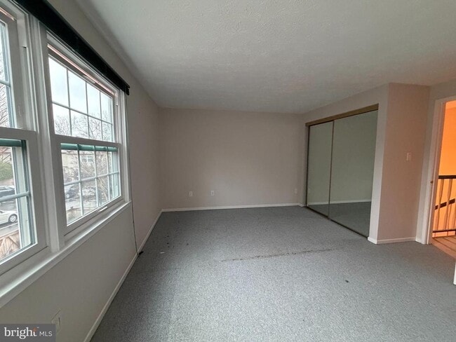 Building Photo - 327 James St