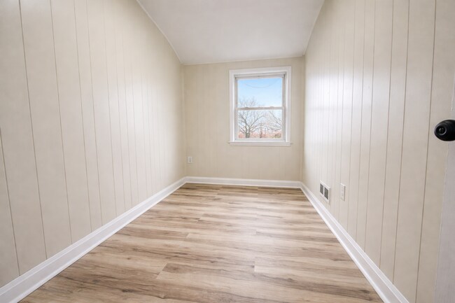 Building Photo - Three-Bedroom House in Dundalk