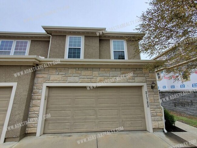 Building Photo - Beautiful and Spacious Olathe Townhome-Available in APRIL!!!