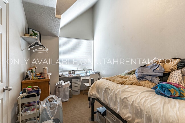 Building Photo - 843 E 620 N St