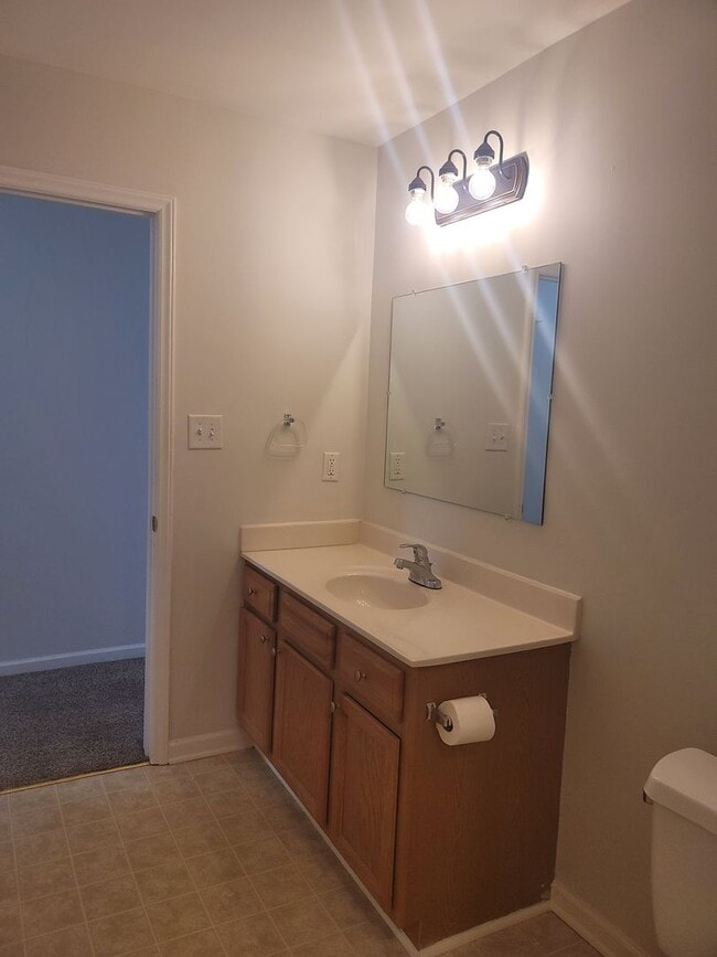 Building Photo - 4 Bedroom 3 Full Bath Ranch Home located M...