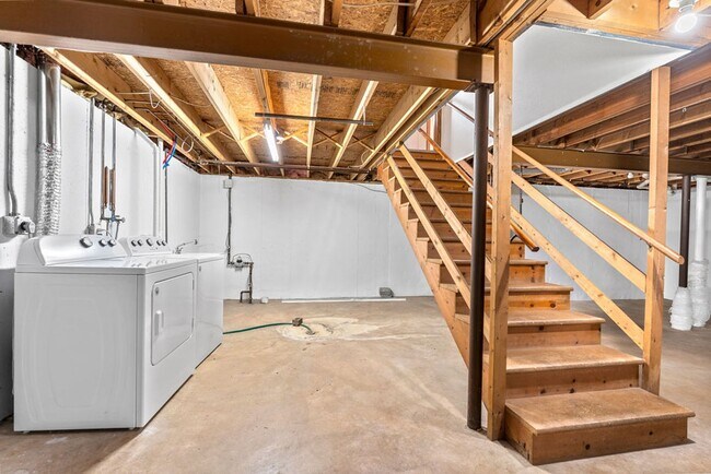 Building Photo - Perfect Townhome with Garage. PETS WELCOME