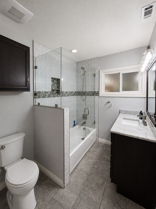 Building Photo - East Long Beach 3 bedroom 2 bath w/ bonus room
