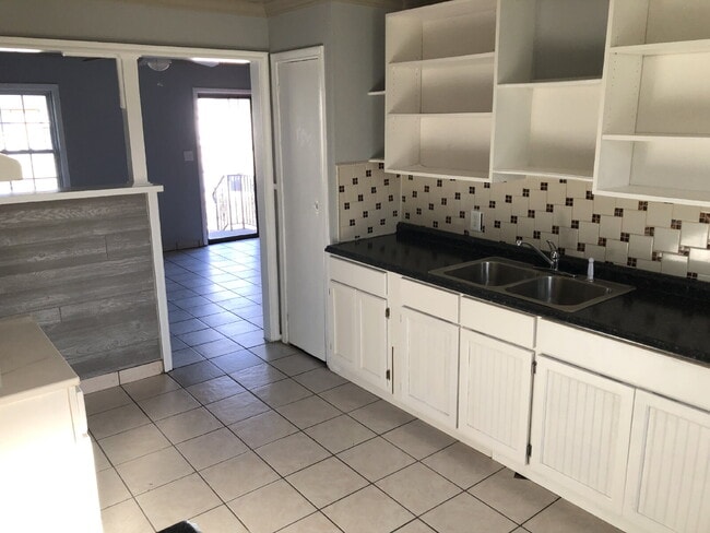 Building Photo - Cute midtown 3 bedroom, 1 bath home