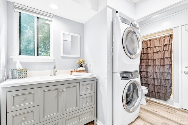 Building Photo - 401 Heritage Vlg