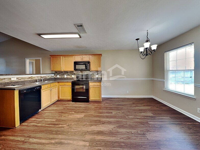 Building Photo - 1104 S Hampton Close