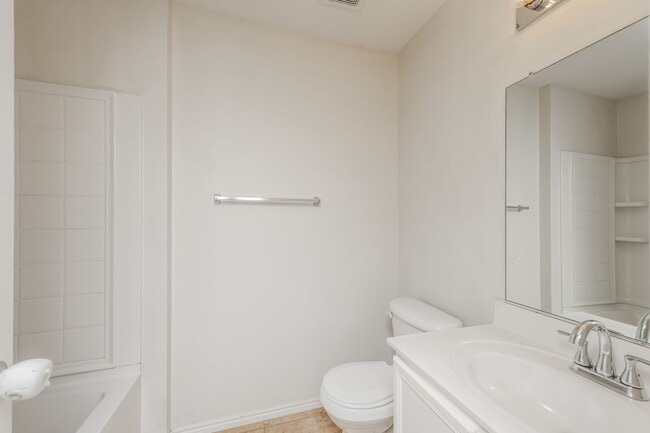 Building Photo - $1,850 4 Bed/2 Bath/2 Garage Ready for Move-in Home in Woodland Creek