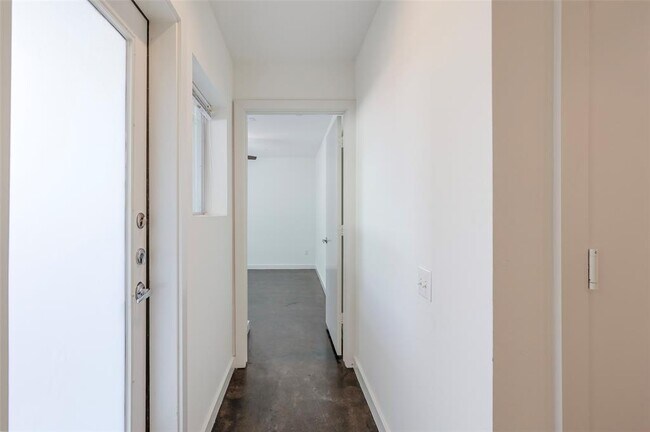 Building Photo - 1303 Arthur St