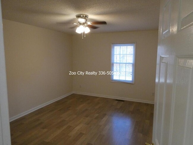 Building Photo - 730 Breeze Hill Rd