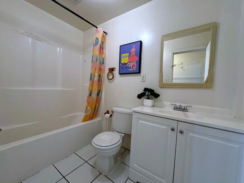 Building Photo - 1142 W 37th Pl
