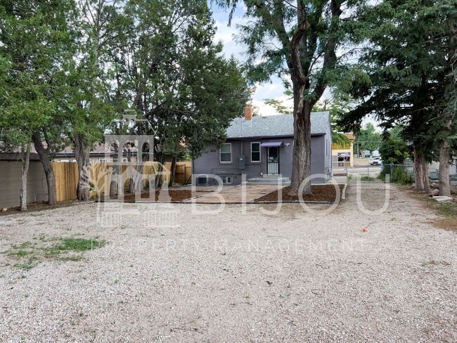 Building Photo - Located Close to Memorial Park!