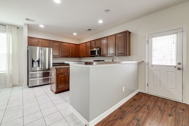 Building Photo - Spacious & Convenient