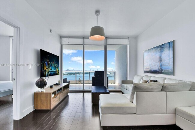 Building Photo - 900 Biscayne Blvd