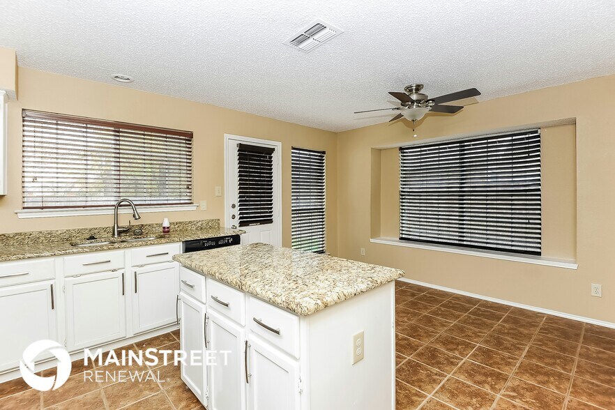 Building Photo - 2411 Bennington Dr