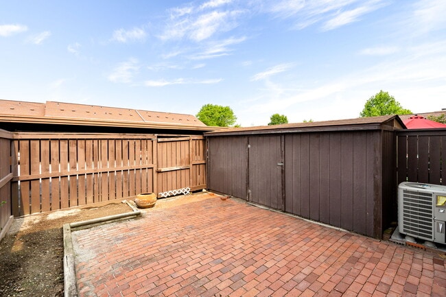 Building Photo - 2215 Barclay Ct