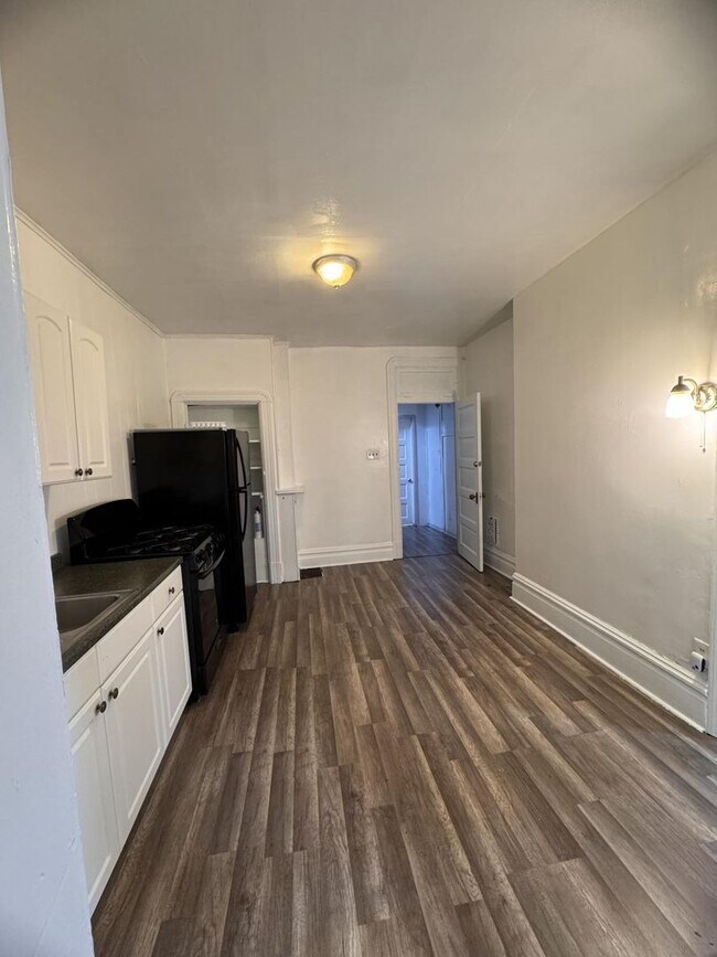 Building Photo - 585 Forest Ave