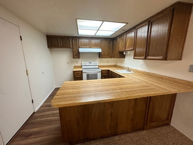 Building Photo - Spacious 2 Bedroom Duplex