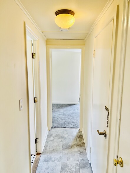 Building Photo - 6 Kensico Knoll Pl
