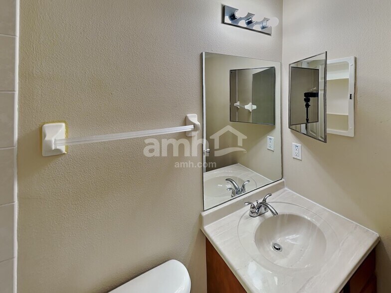 Building Photo - 2340 Norwood Pl