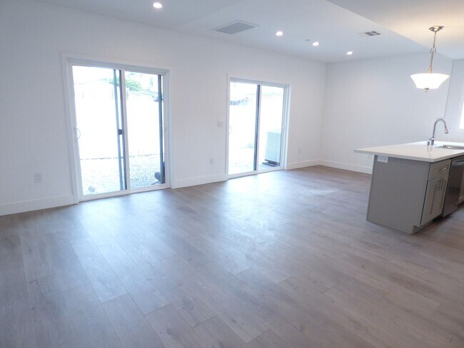 Building Photo - 1256 N Hobart Blvd