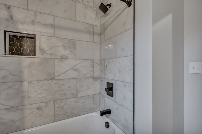 Building Photo - 828 Longbranch Dr