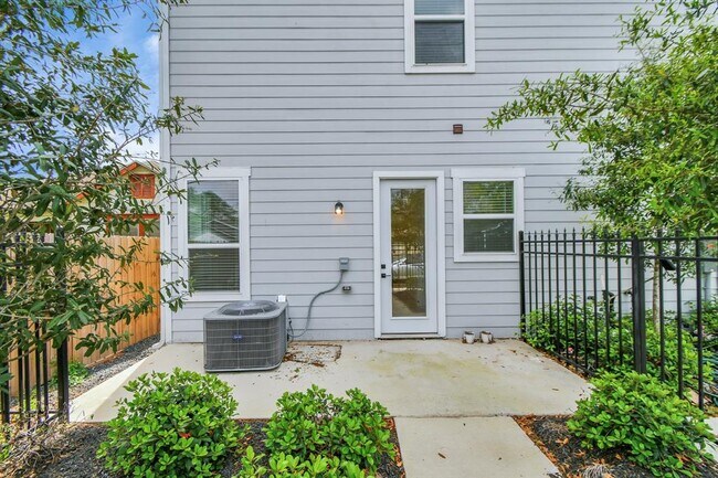 Building Photo - 849 Mansfield St
