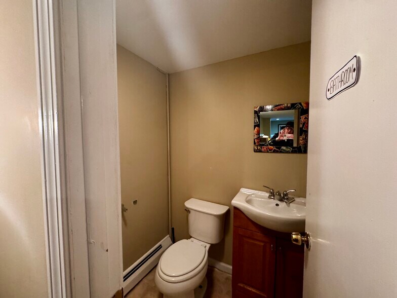 Building Photo - 6 Redcoat Ln