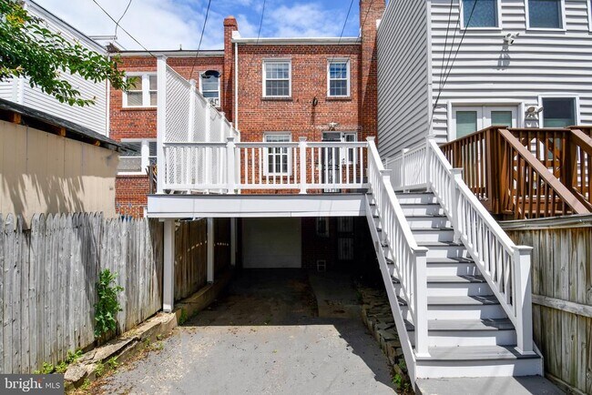Building Photo - 1631 D St NE