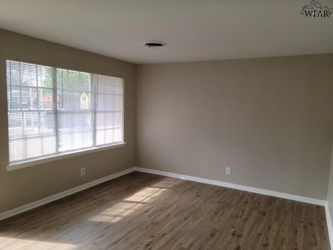 Building Photo - 5031 Lindale Dr