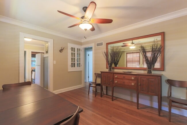 Building Photo - {4805}  Charming West Plaza Bungalow + Pri...
