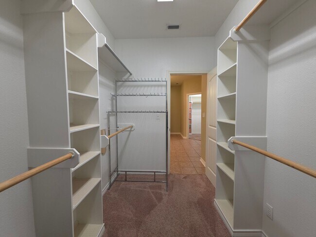 Building Photo - BEAUTIFUL and SPACIOUS 3-bedroom, 2-bathro...