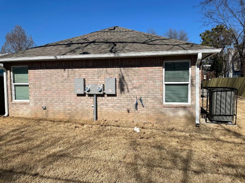 Building Photo - 238 E Young Pl