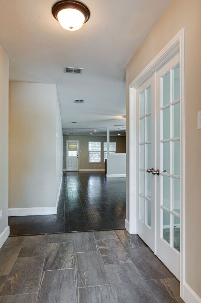 Building Photo - "Beautiful 3-Bedroom, 2-Bath Home with Ope...