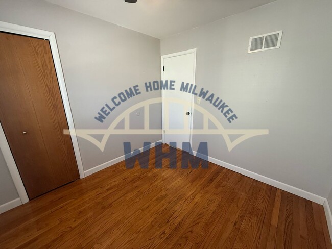 Building Photo - 2240 W Lawn Ave