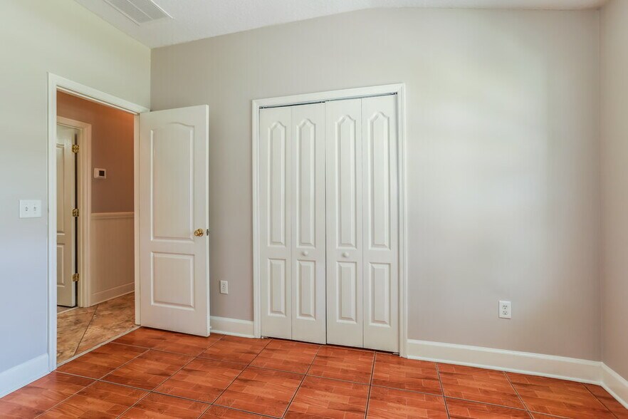 Building Photo - 2732 Woodsdale Dr