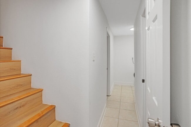 Building Photo - Renovated 4BR/3.5BA Townhome in Stafford –...
