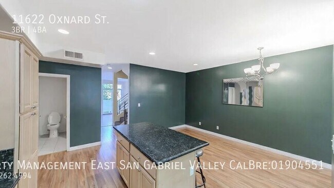 Building Photo - 11622 Oxnard St