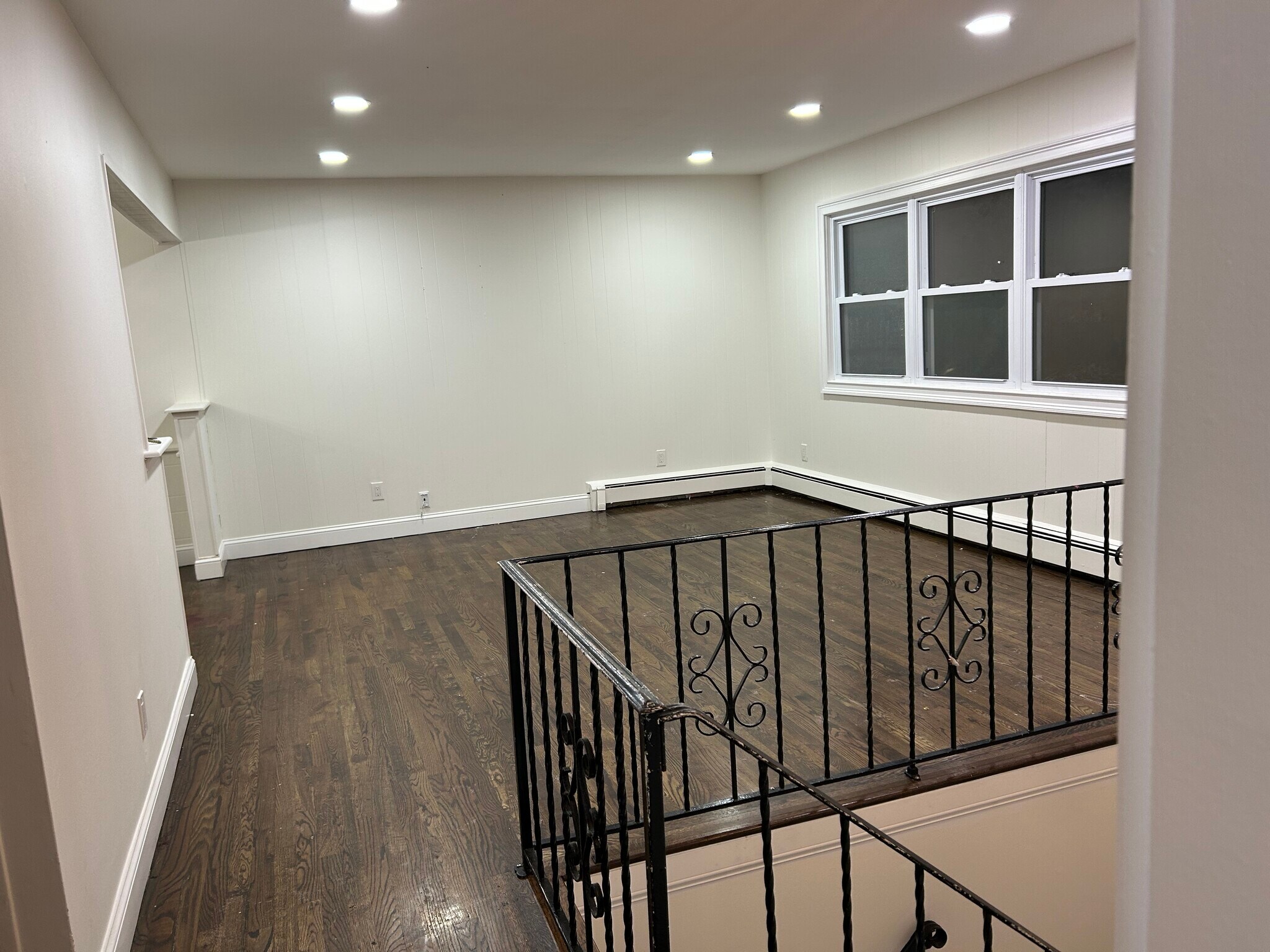 Building Photo - 965 Suffolk Ave