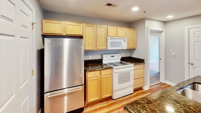 Building Photo - 718 W Trade St