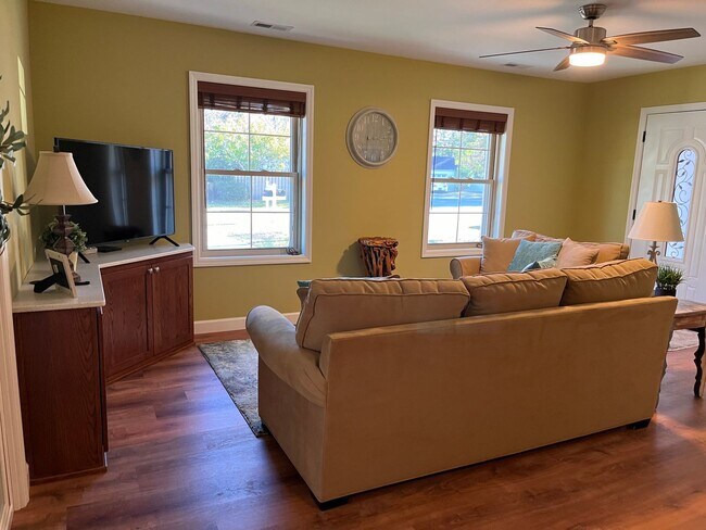 Building Photo - Furnished 2 Bedroom Duplex, Utilities Included, Available August 2026 Through May 2027!