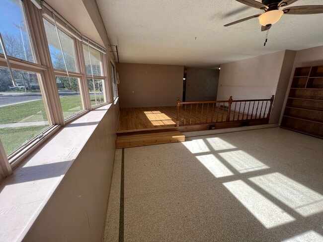 Building Photo - 3 Bed 2 Bath House with Attached 2 Car Garage & Trailer Parking